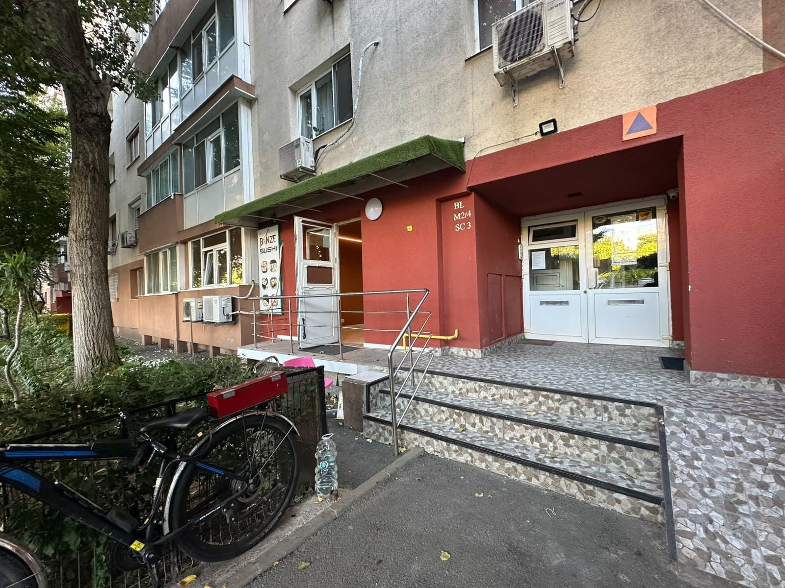 Spatiu comercial stradal, vad pietonal, parcare libera