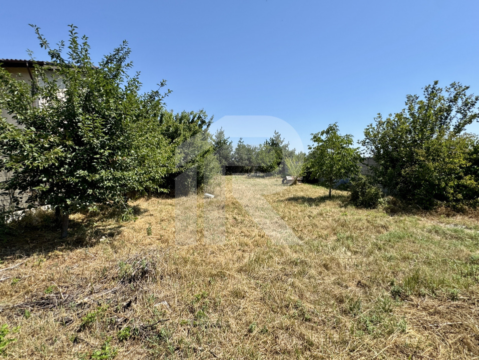 DOMNESTI , TEREN 698 MP, DESCHIDERE 17,19 MP, IMPREJMUIT CU GARD