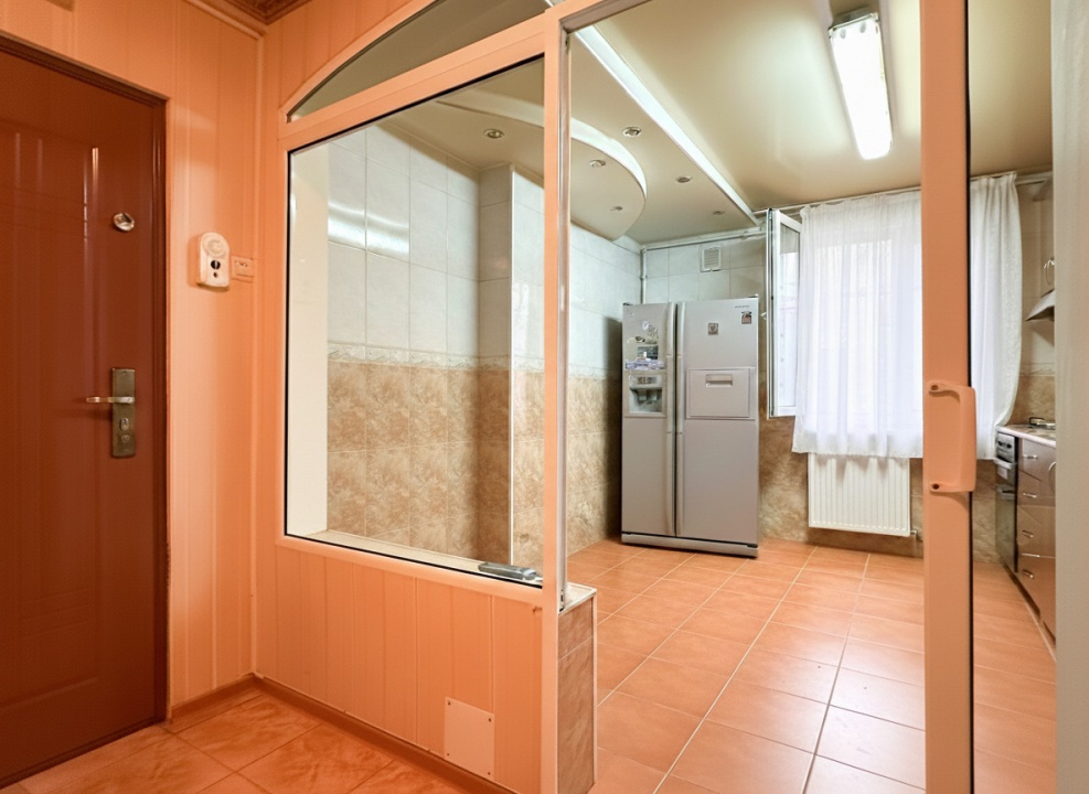 Apartamentul unde copilăria încă se poate trăi afară