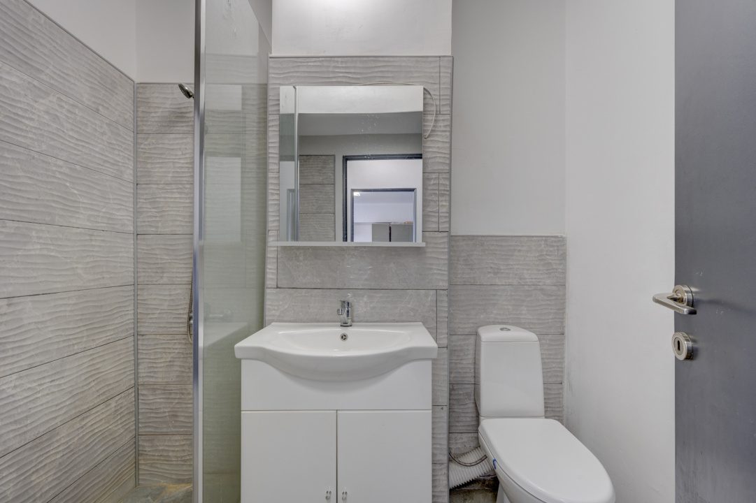 Piata Delfinului, Mega Mall, Garsoniera renovata, Mobilata si utilata !