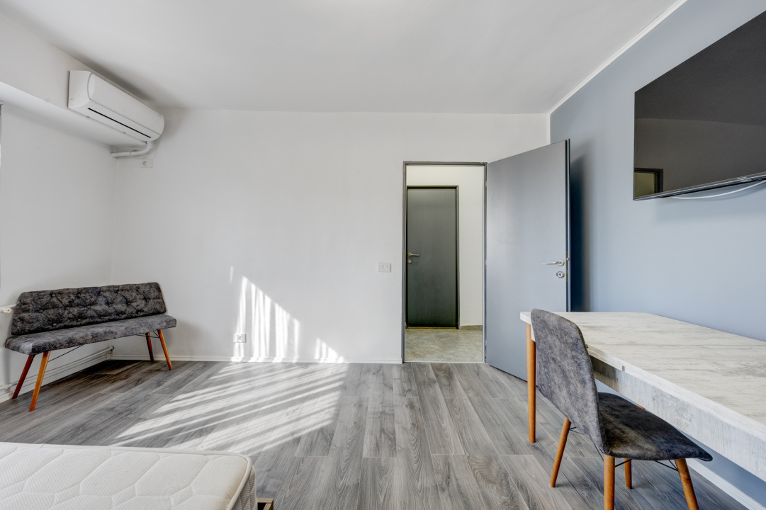 Piata Delfinului, Mega Mall, Garsoniera renovata, Mobilata si utilata !