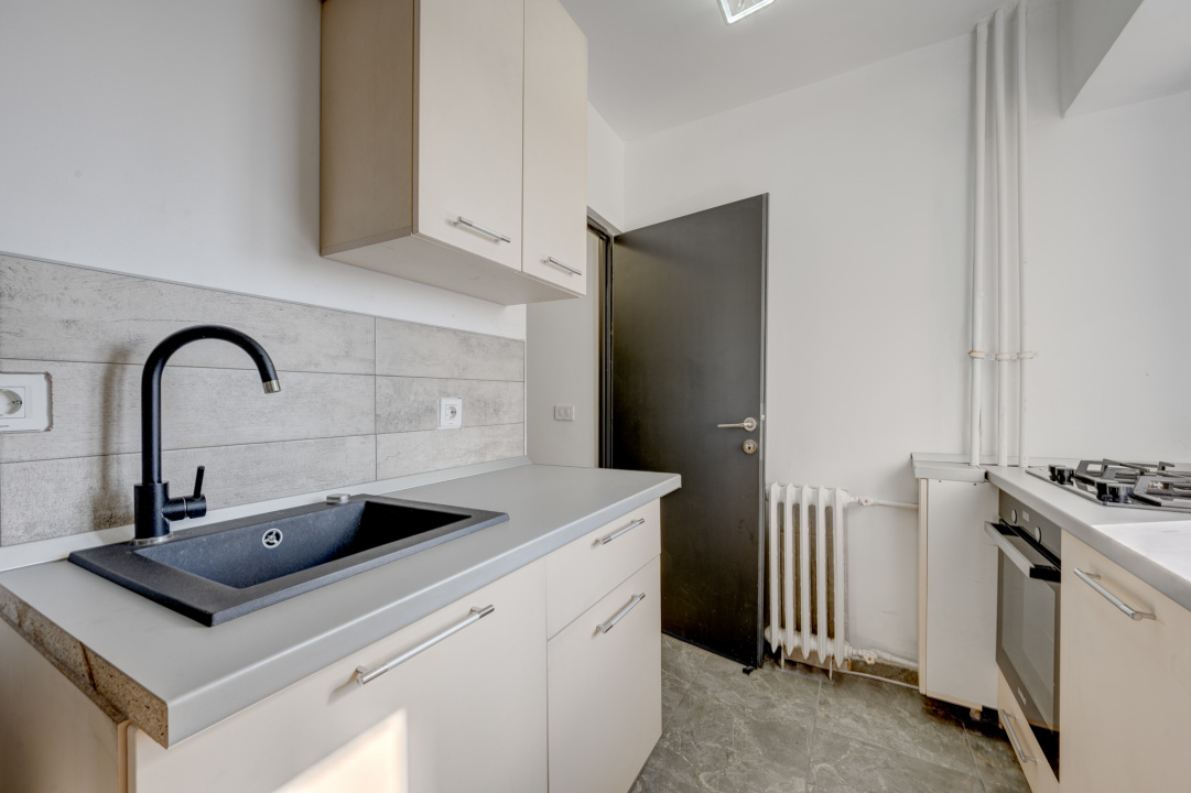 Piata Delfinului, Mega Mall, Garsoniera renovata, Mobilata si utilata !