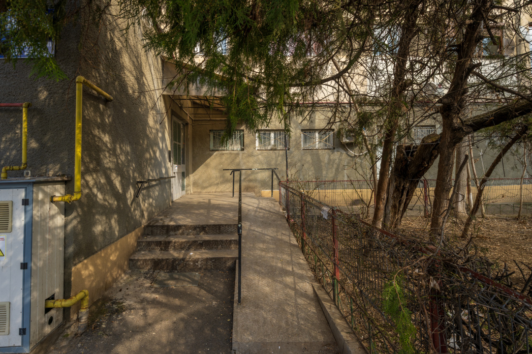 Piata Delfinului, Mega Mall, Garsoniera renovata, Mobilata si utilata !